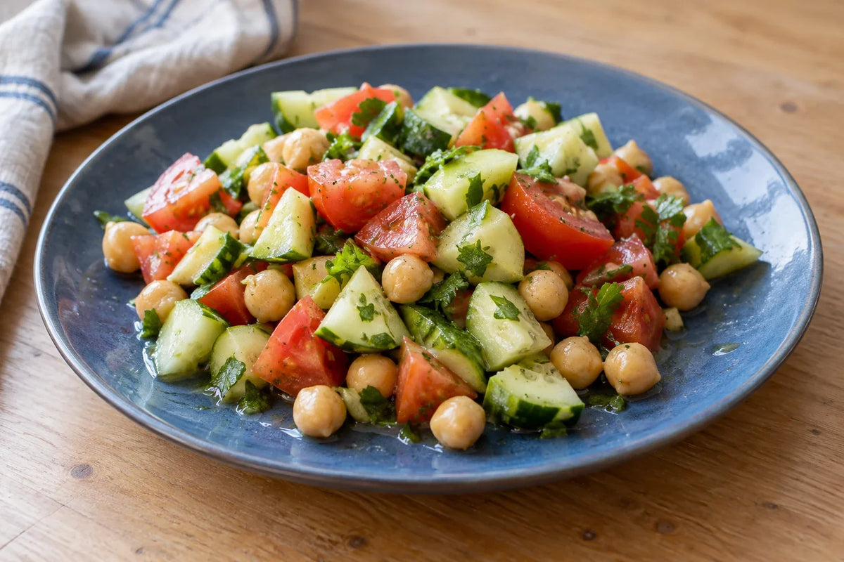 Salade hachée de concombre citron et de pois chiches