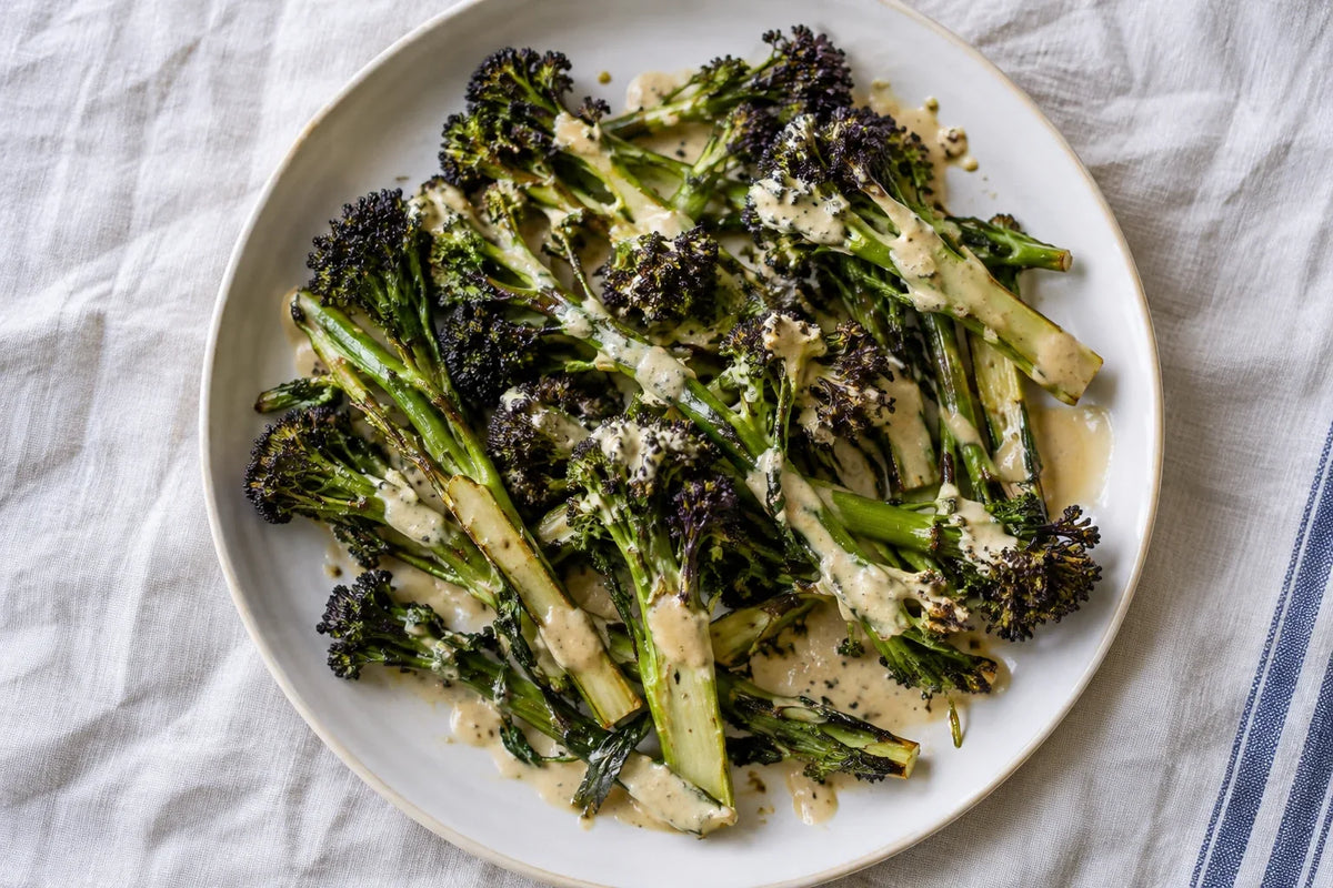 Brocoli à jets violets, sauce tahini-citron