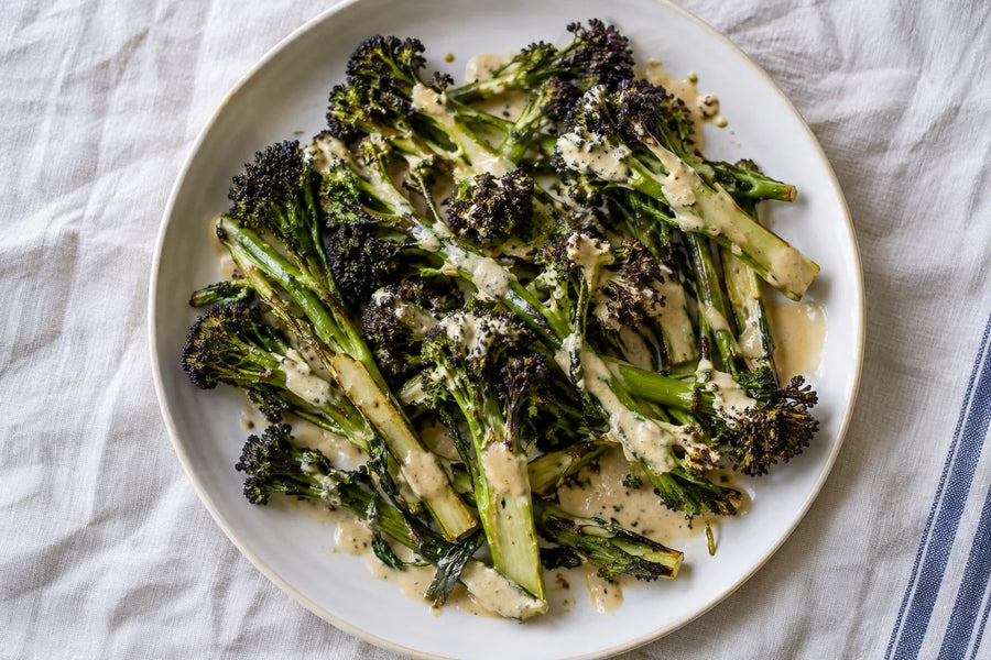 Brocoli à jets violets, sauce tahini-citron