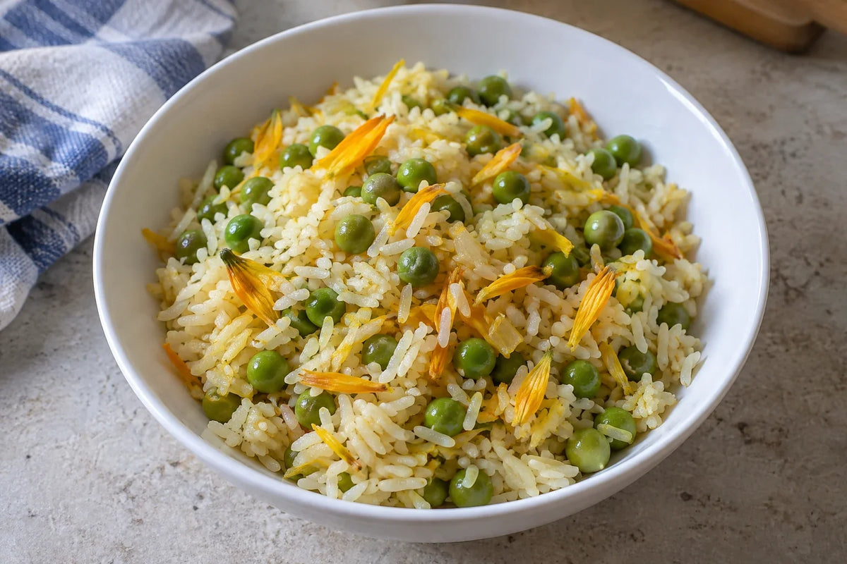 Riz aux pétales de calendula et aux petits pois