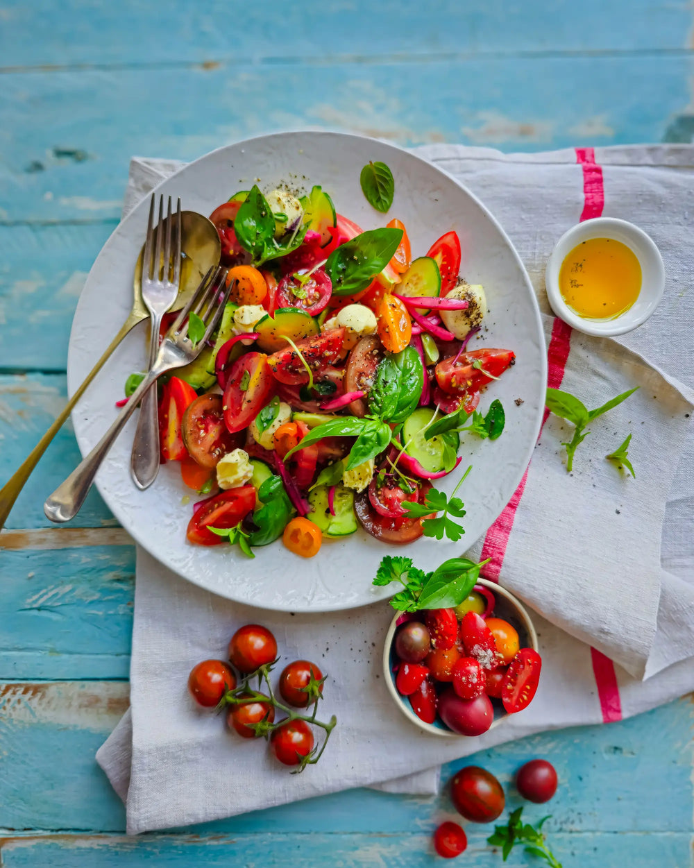 Salade caprese de tomates anciennes de différentes couleurs